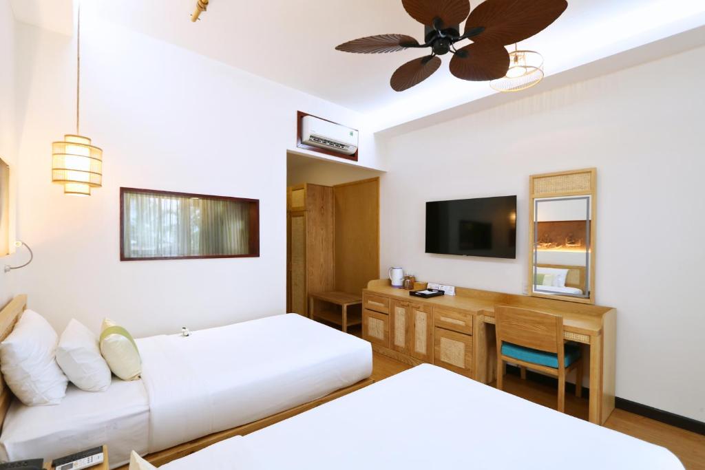 Seabreeze Deluxe with Private Balcony and Garden View