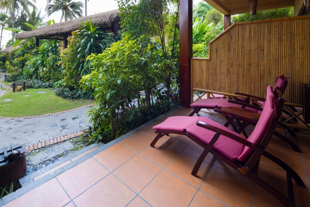 Sea Breeze Bungalow with Garden View