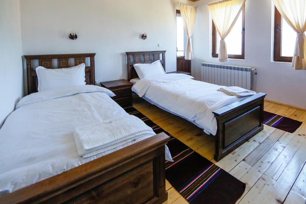 Tempat tidur dalam kamar di КАЛПАЦИТЕ - Kalpacite Guest Houses