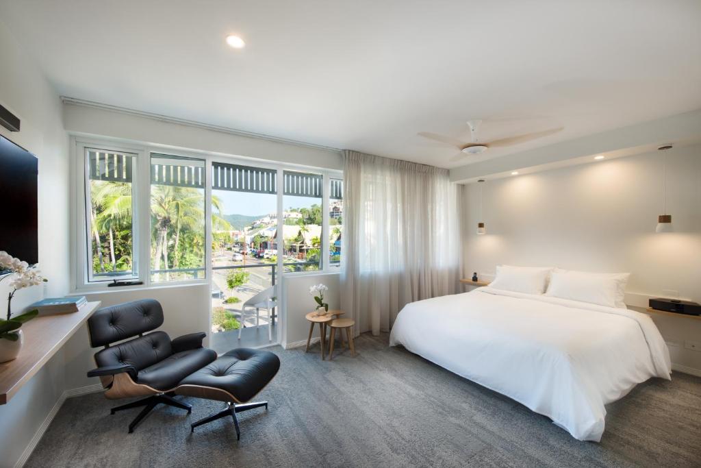 Una cama o camas en una habitación de Heart Hotel and Gallery Whitsundays