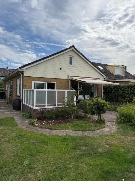 a house with a garden in the front yard at huize Louwra in Egmond-Binnen