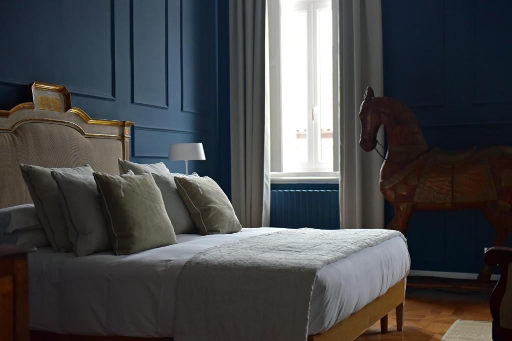 Postel nebo postele na pokoji v ubytování Seven Historical Suites