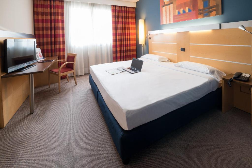 A television and/or entertainment centre at Idea Hotel Torino Mirafiori