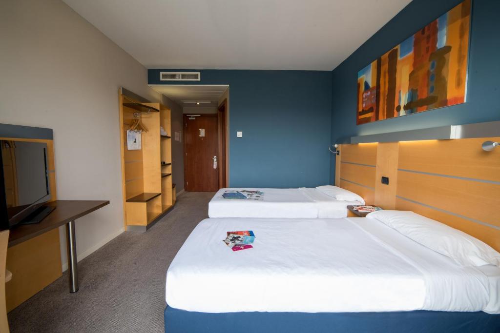 A bed or beds in a room at Idea Hotel Torino Mirafiori