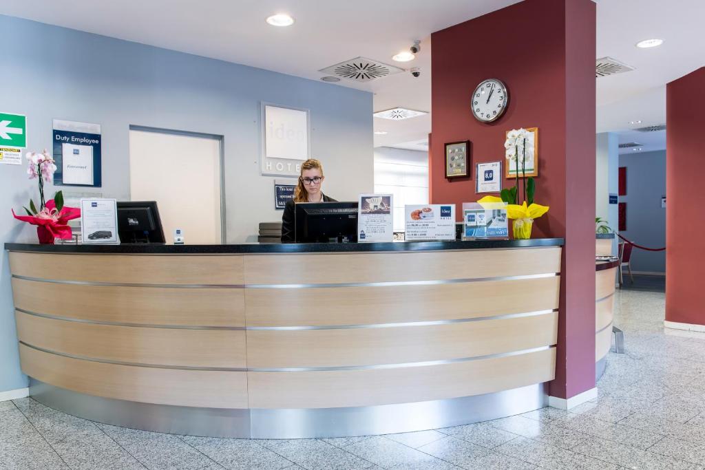 The lobby or reception area at Idea Hotel Torino Mirafiori