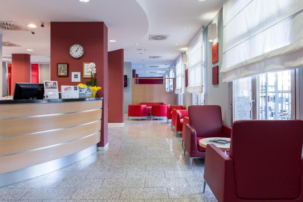 A seating area at Idea Hotel Torino Mirafiori