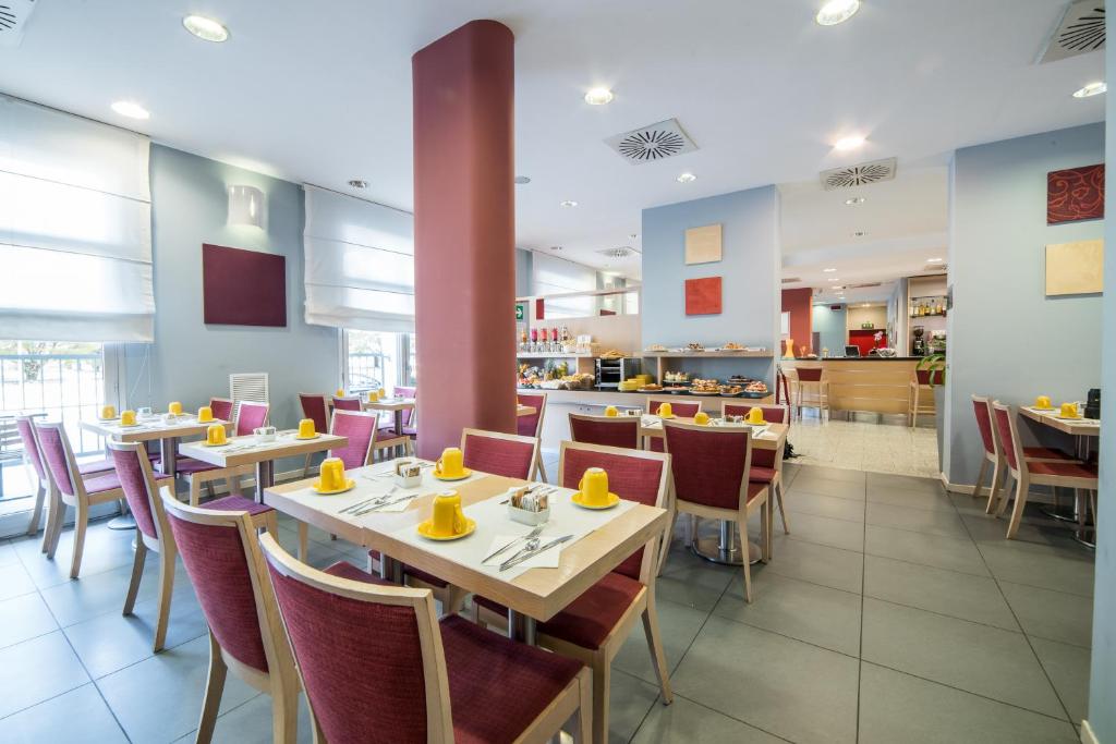 A restaurant or other place to eat at Idea Hotel Torino Mirafiori