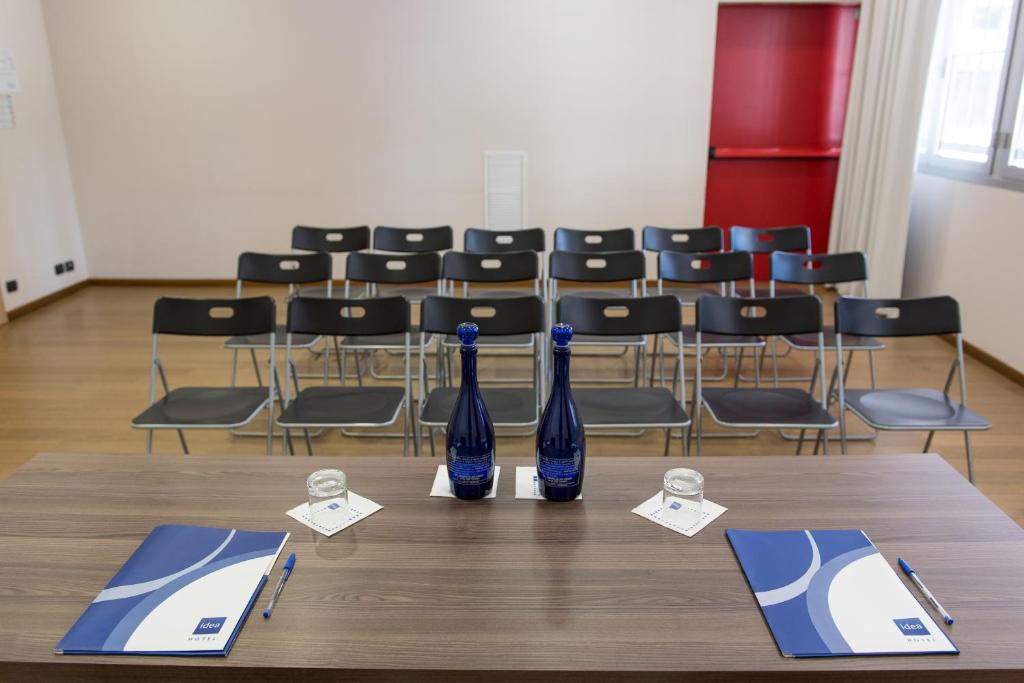 The business area and/or conference room at Idea Hotel Torino Mirafiori