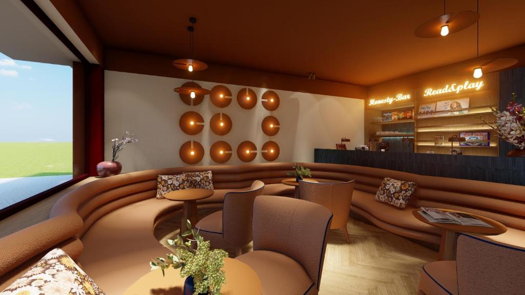 een restaurant met een bar met stoelen en tafels bij Hotel De Hofkamers in Oostende