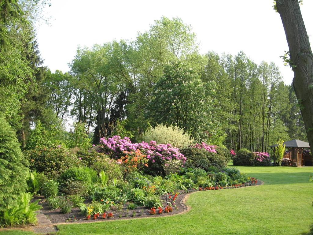 un jardín con flores y plantas en un parque en Ferienhof Gruber, en Wesseloh