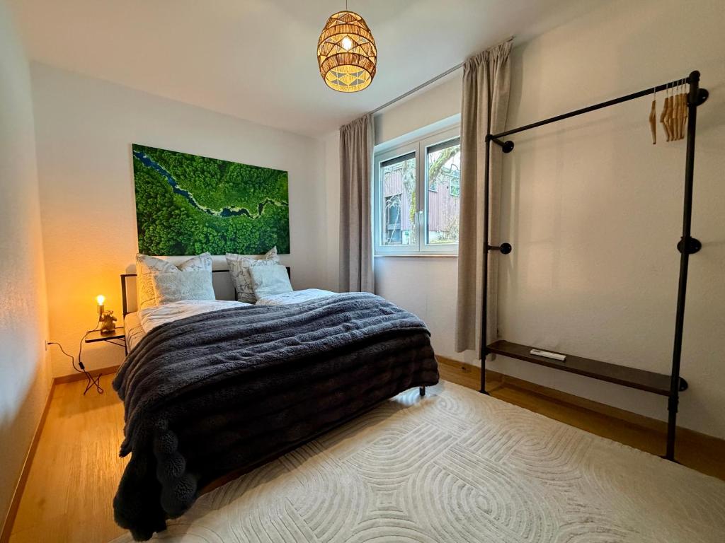 a bedroom with a bed and a painting on the wall at Geräumiges Apartment No 3 in Fulda mit Klima in Fulda