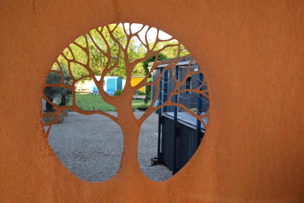 a tree seen through a hole in a wall at Auszeit by kirschner in Mönchhof