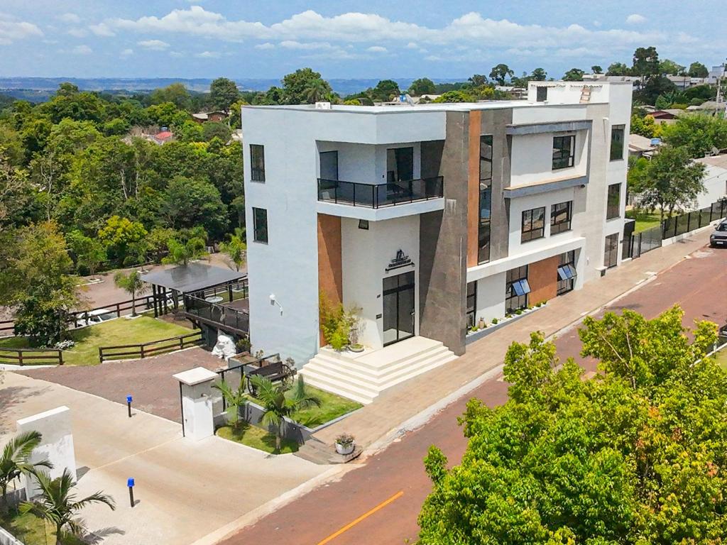 an overhead view of a white building on a street at Hotel e Cabanas Perau in Ametista do Sul