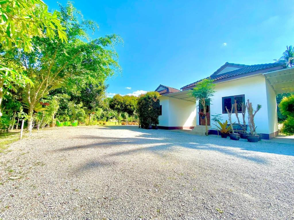 a house with a gravel driveway in front of it at ลียา รีสอร์ท in Ban Bang Mak (1)