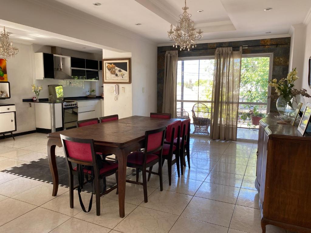 a kitchen and dining room with a wooden table and chairs at Piso Céntrico Maipú in Maipú