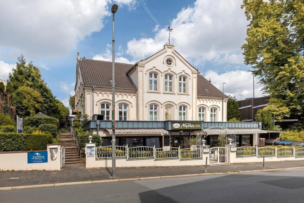 a building on the corner of a street at Boardinghouse am Herforder Tor für 8 Personen auf 185 m2 in Bad Salzuflen