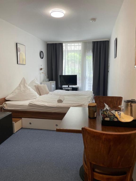Zimmer mit Bett, Schreibtisch und Sitzecke