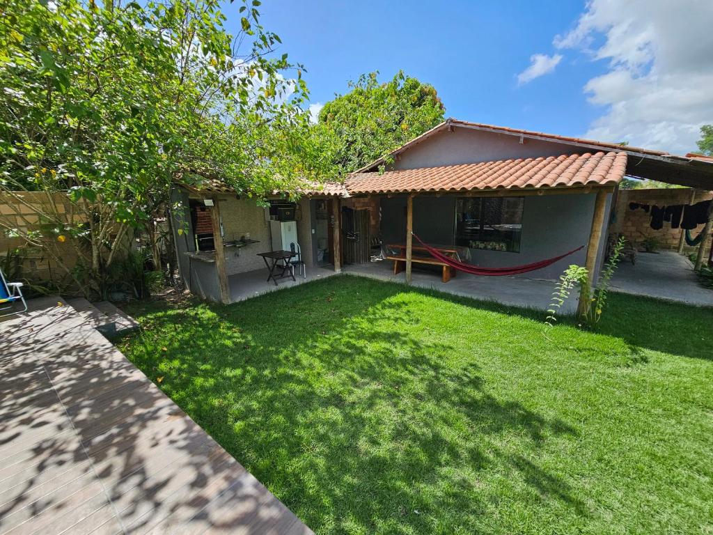 a backyard of a house with a grass yard at Sito Marinheiro in Porto Seguro