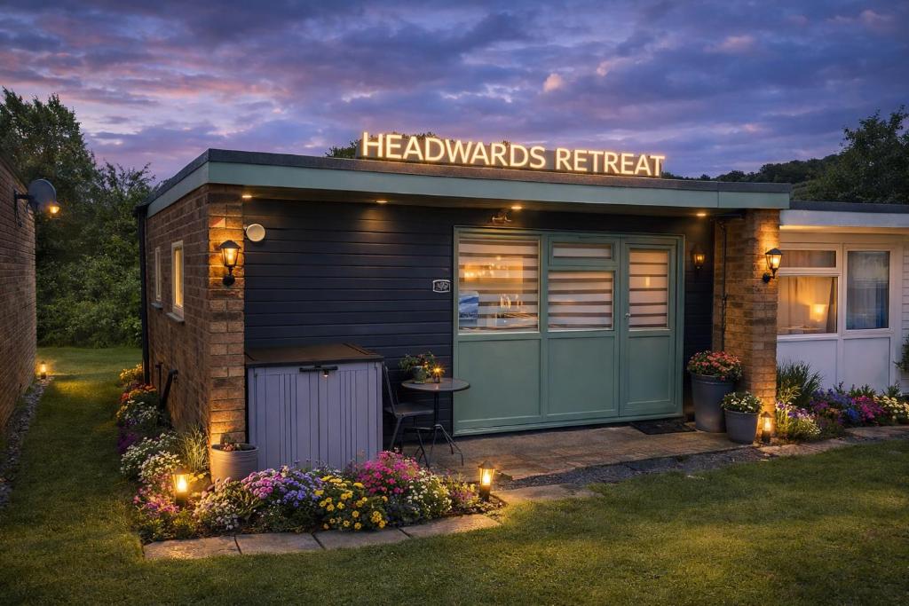 a herbyards retreat with a table in the yard at 107 Headwards Retreat in Hemsby