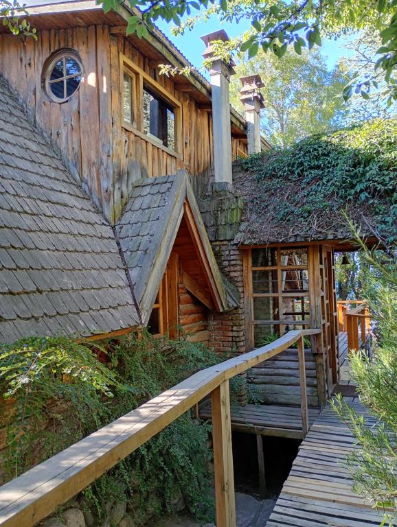 a log cabin with a wooden walkway leading up to it at Casa Patagónica con Vista al Lago y Jardín Ideal Familias en Bariloche in San Carlos de Bariloche
