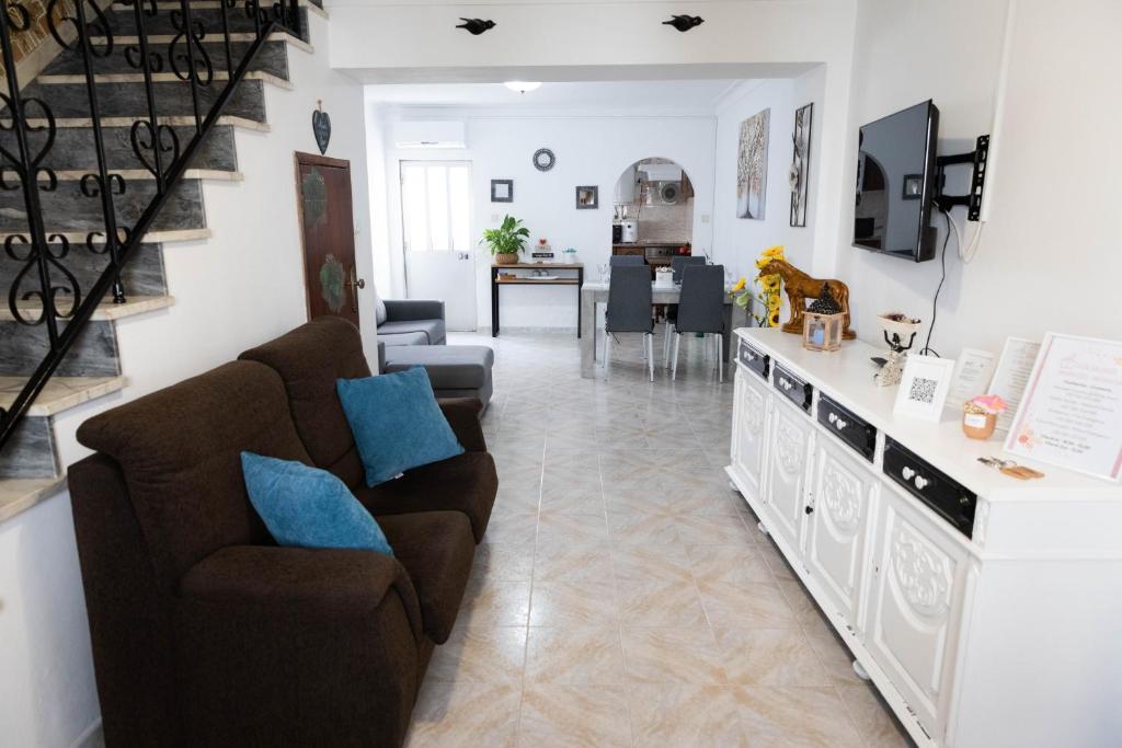 a living room with two chairs and a table at Casa 'Saudade' in Moura