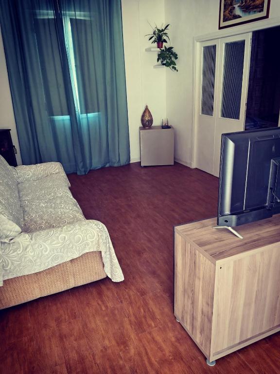ein Wohnzimmer mit Sofa und Fernseher in der Unterkunft Rifugio del benessere in Monte Compatri