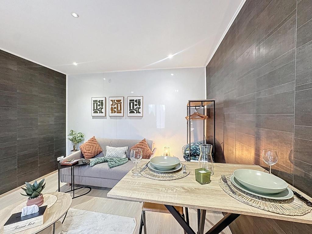 a living room with a table and a couch at Cosy & Charmant - centre et tranquillité in Erstein