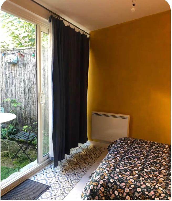 Grande chambre avec salle de bain privative