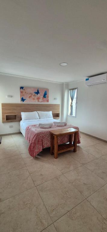 a bedroom with a bed and a wooden table at Habitación en suite in San Rafael