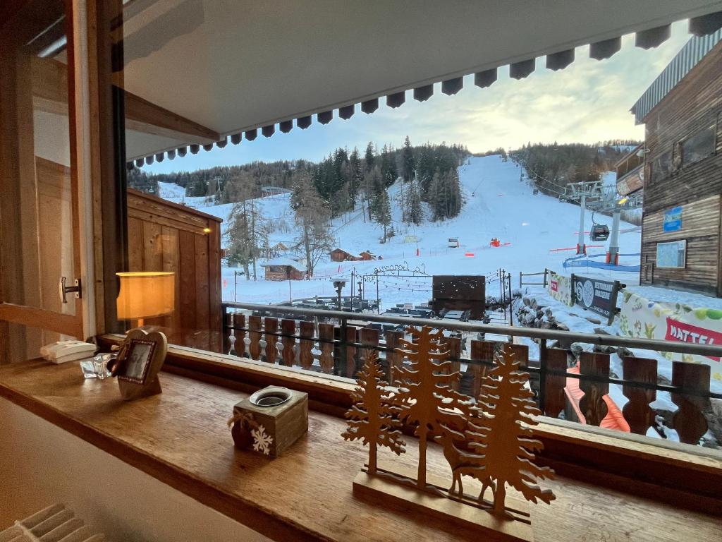 a window with a view of a ski slope at Praloup 1600 t3 sur piste 4p in Uvernet