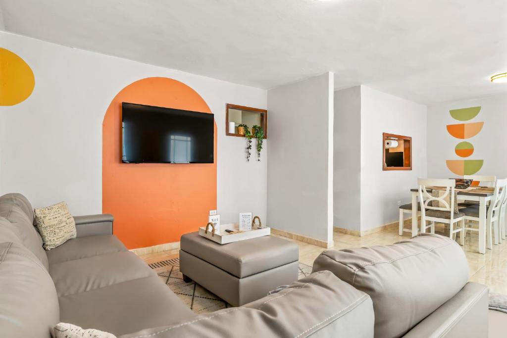Comfortable Home for 6 Near Airport & Beaches