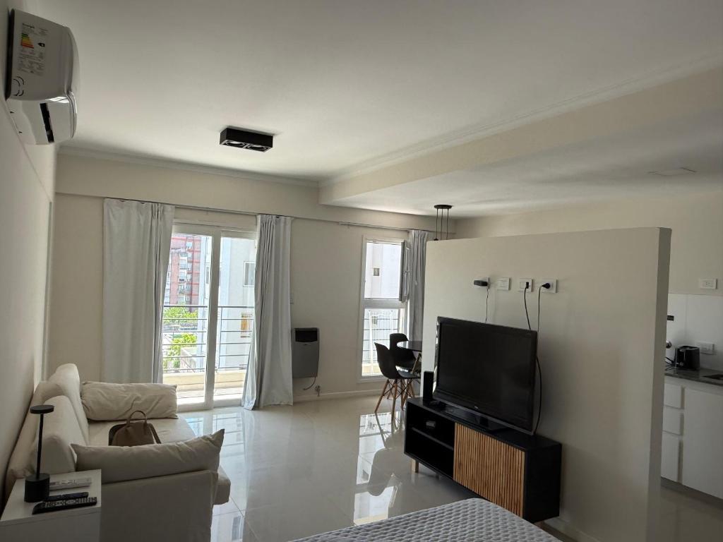 a living room with a couch and a television at Monoambiente Premium in La Plata