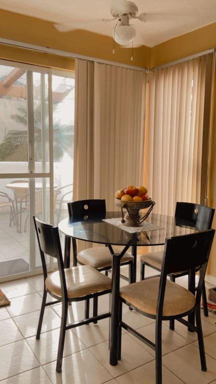 a dining room table with chairs and a bowl of fruit on it at Apartamento playa Tonsupa in Tonsupa