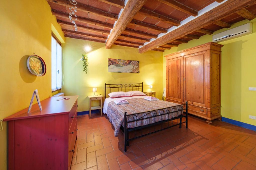 a bedroom with a bed and a desk in a room at il Giglio di San Giovanni in Florence