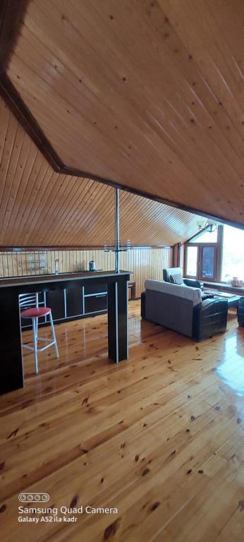 un soggiorno con un divano e un tavolo di Villa Qeçreş a Quba
