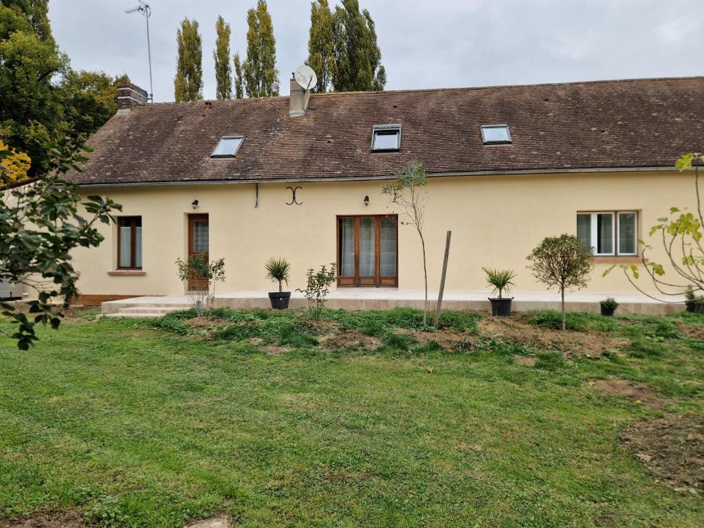 a house with a yard in front of it at Maison Le Thuau in Sargé-lès-Le Mans