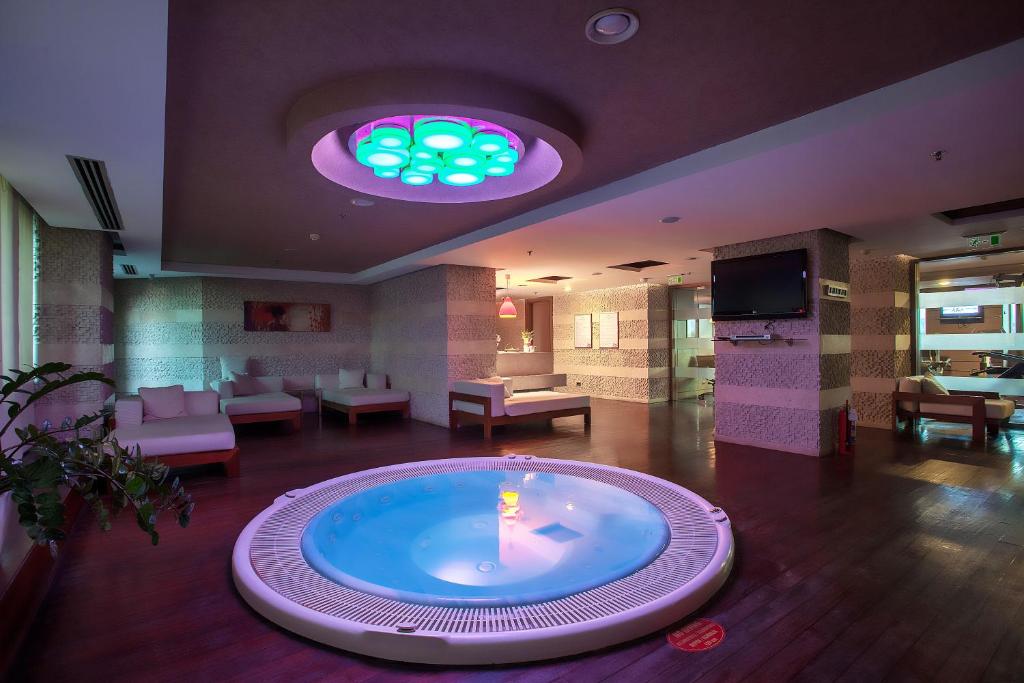TV a/nebo společenská místnost v ubytování CPAnkara Hotel
