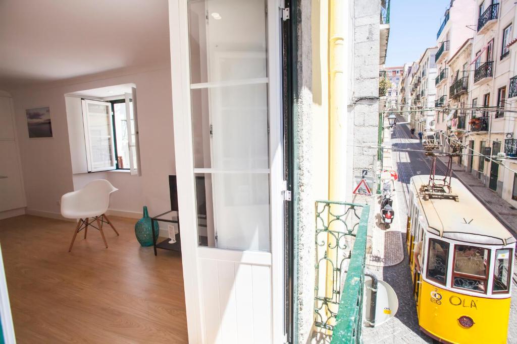 un balcone con un tram giocattolo su una strada della città di Light of Lisbon Apartments II a Lisbona