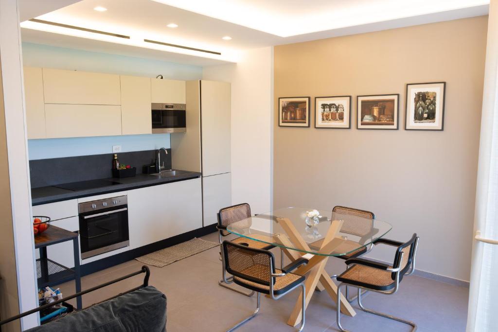 a kitchen and dining room with a glass table and chairs at Sul VenTo del Po in Melara