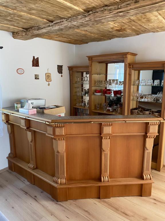 a large wooden bar in a room at Chalupa Abecha in Dolní Poustevna