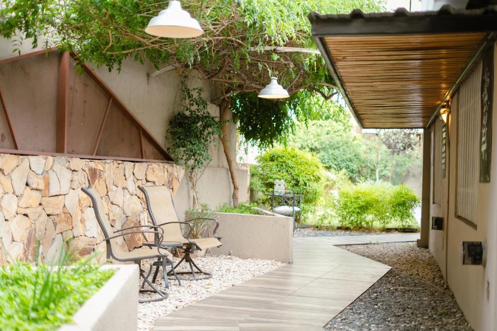 "Casa Amalia Apartamentos" Plaza Italia y Av Arístides a 50mts, lugar con jardín