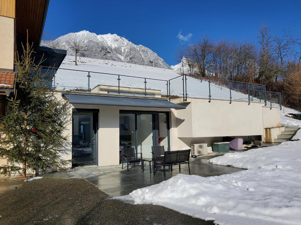 a house with a table and chairs in the snow at Le repos tranquille in Mercury