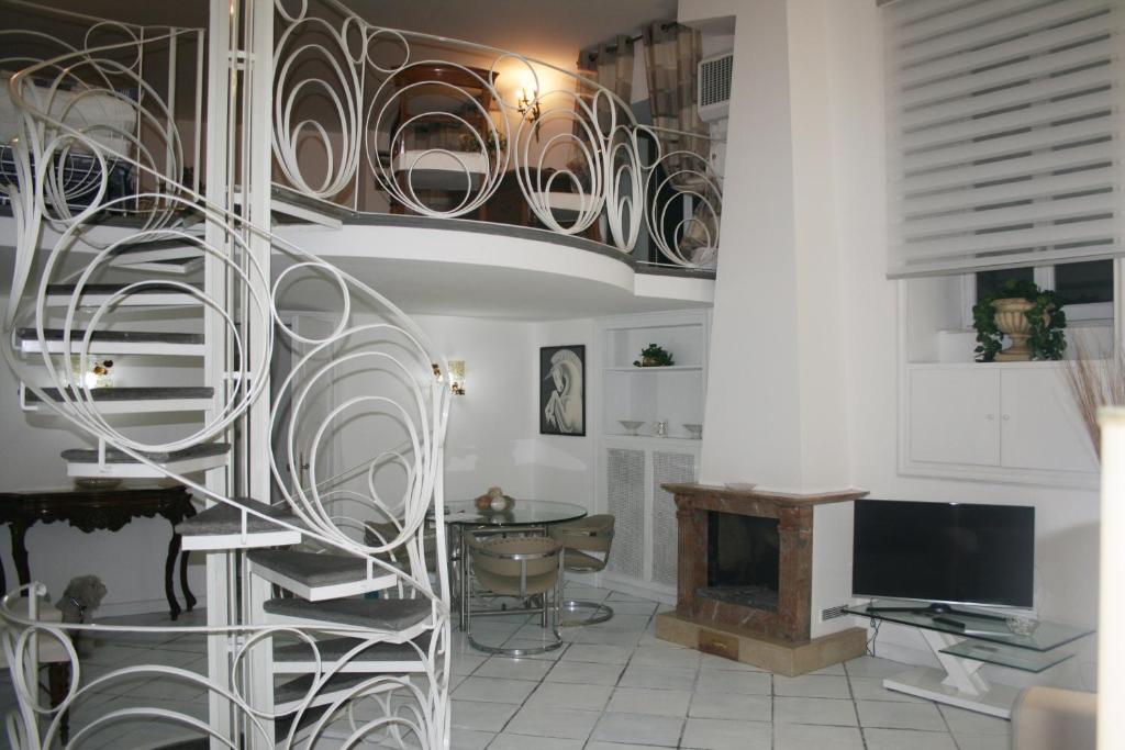 escalera de caracol en una sala de estar con escritorio en Appartamento Al Foro Romano, en Roma