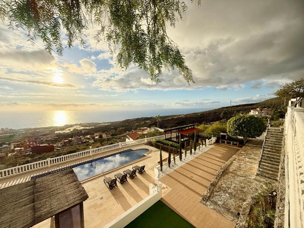 a balcony of a building with a swimming pool at Villa Tequila in Tijoco de Abajo