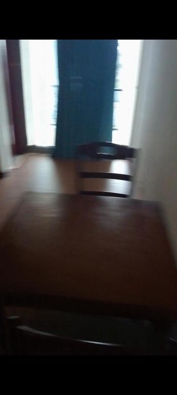 dwa krzesła w pokoju z dwoma oknami w obiekcie Guest house w Addis Abebie