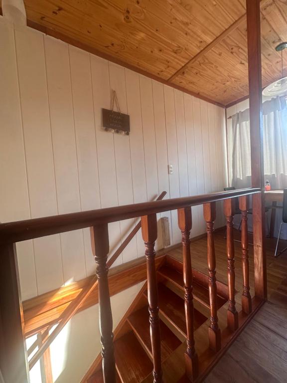 a staircase in a cabin with a wooden ceiling at Tu Espacio en Rada in Rada Tilly