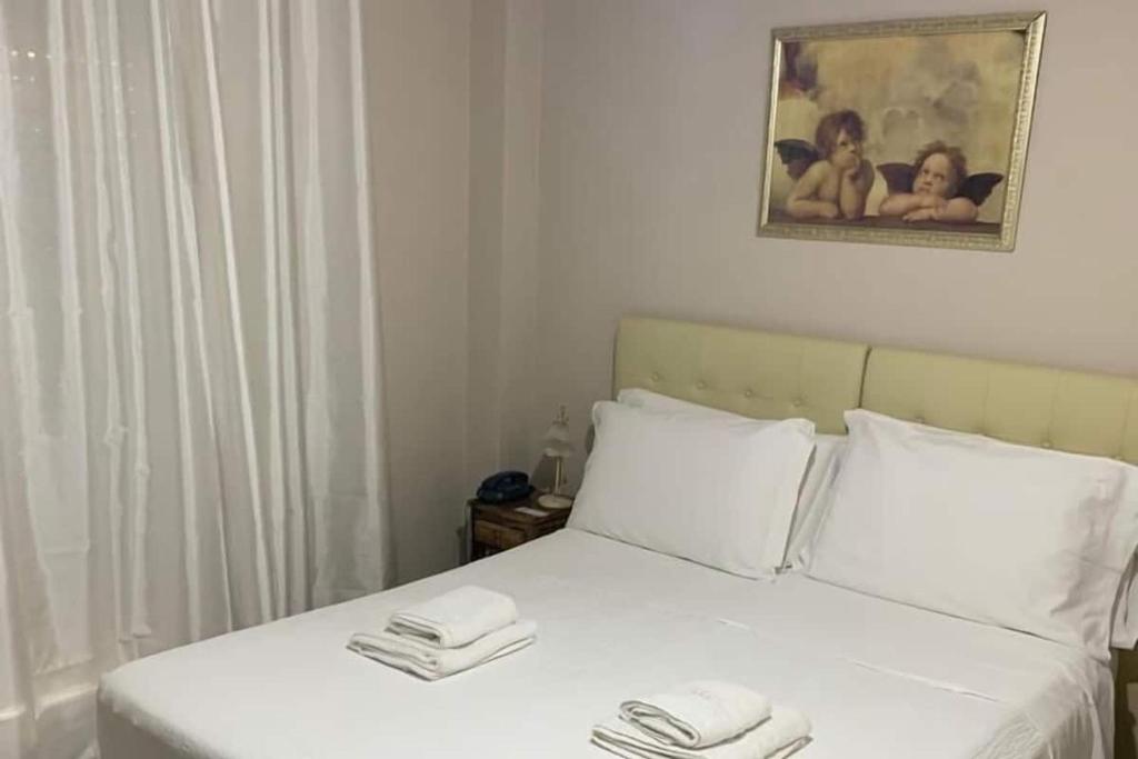 ein Schlafzimmer mit einem Bett, auf dem zwei Handtücher liegen in der Unterkunft Villa Dante BB via Catania162 in Messina