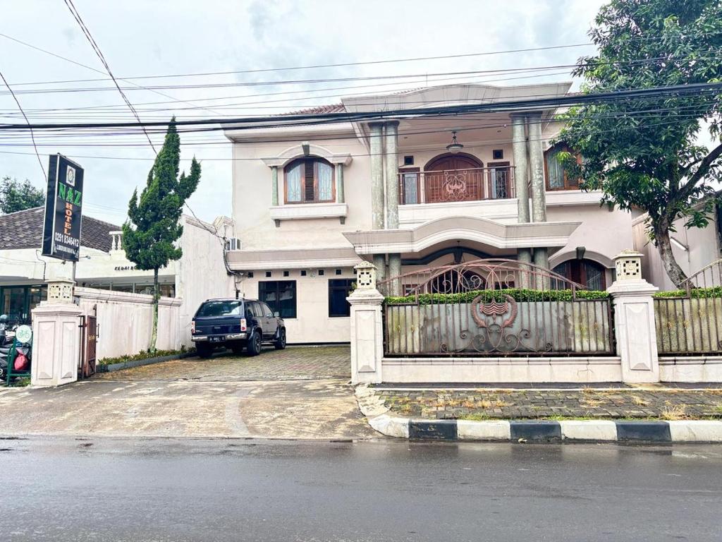 a house with a car parked in front of it at Pavotel Style Naz Hotel in Kamparganya