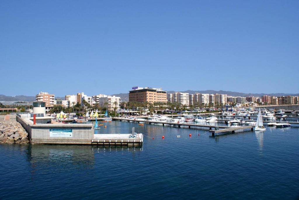 een groep boten aangemeerd in een jachthaven bij Senator Águilas in Águilas