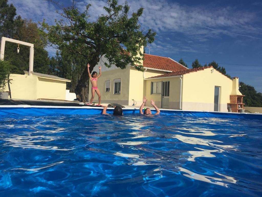 un grupo de niños jugando en una piscina en Casa Ameixa, en Alcobaça